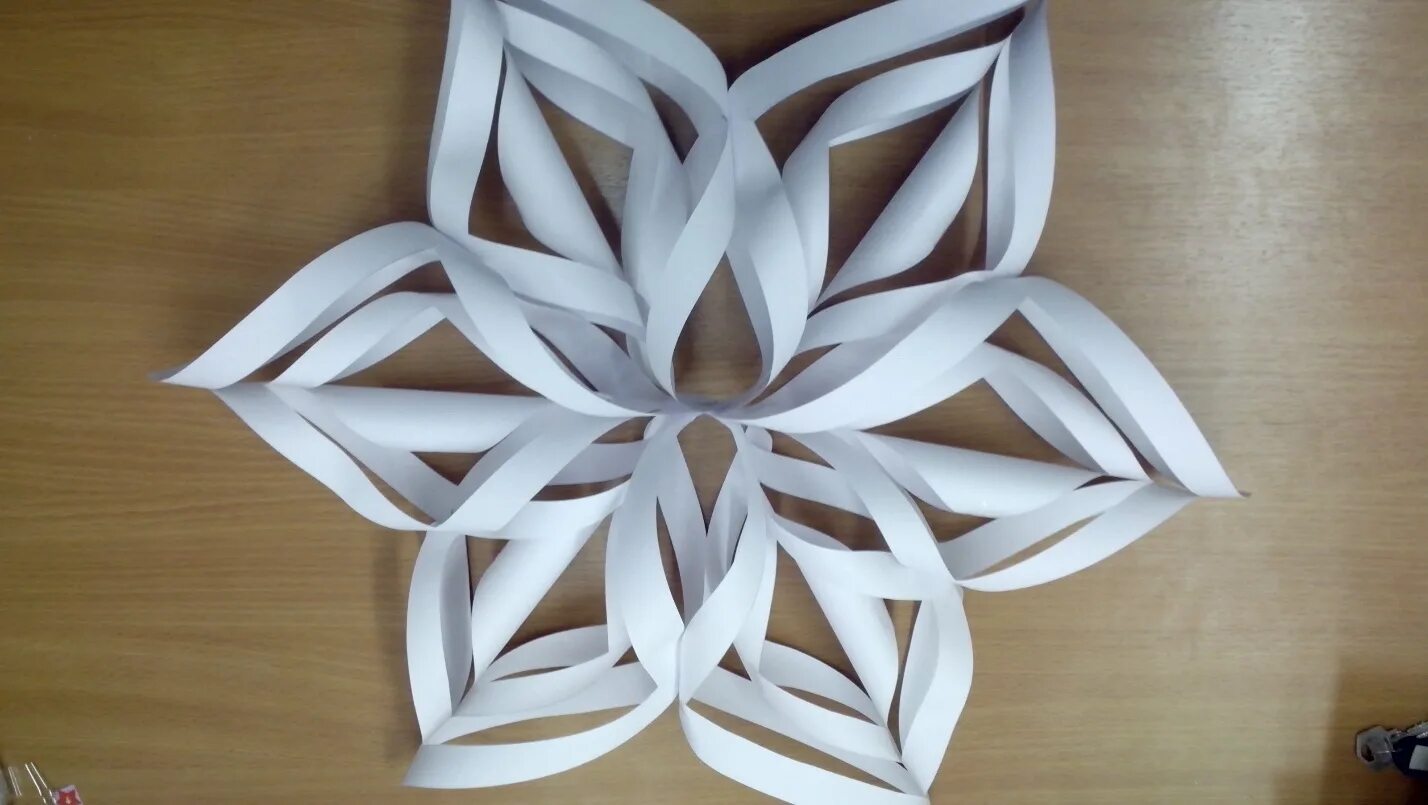 снежинки степлером из бумаги объёмные. объемные снежинки из бумаги. поделки из бумаги и степлера. объемная снежинка из картона и степлером. снежинки степлером из бумаги объёмные.