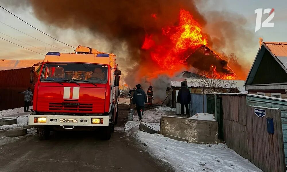 Пожар в Омске Каржас. Пожар Омск возле радуги. Пожар у метромоста Омск. Горит дом пожар фото.