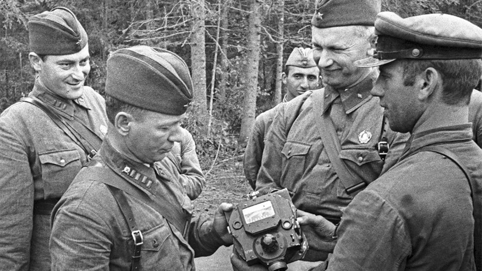 фронтовые корреспонденты у рейхстага. военкоры победы. берлин взятие рейхстага май 1945. константин симонов 1941. военный фотограф.