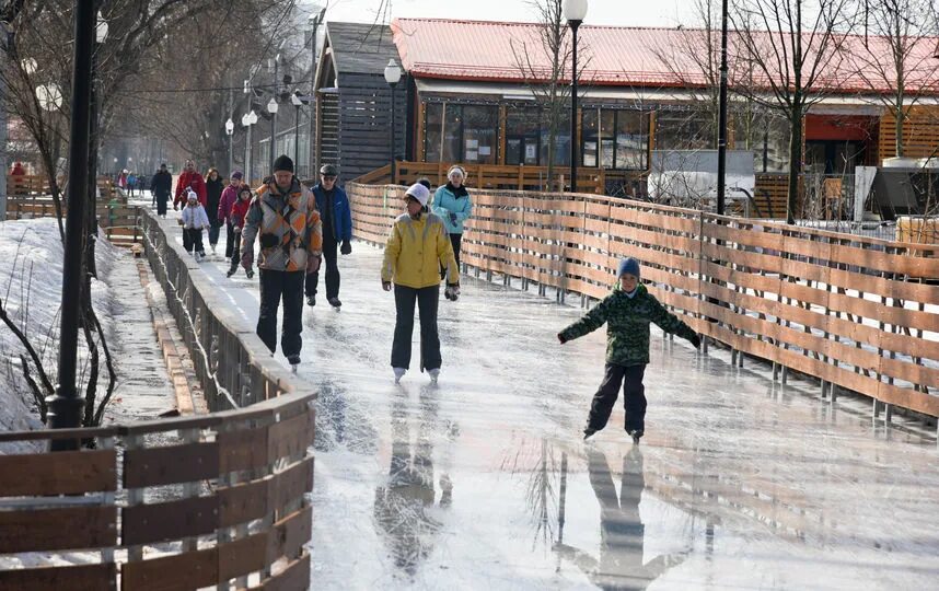 Каток баумана купить билет. Парк Баумана каток. Каток в саду Баумана. Сад имени Баумана каток. Открытый каток с искусственным льдом в саду им. Баумана.