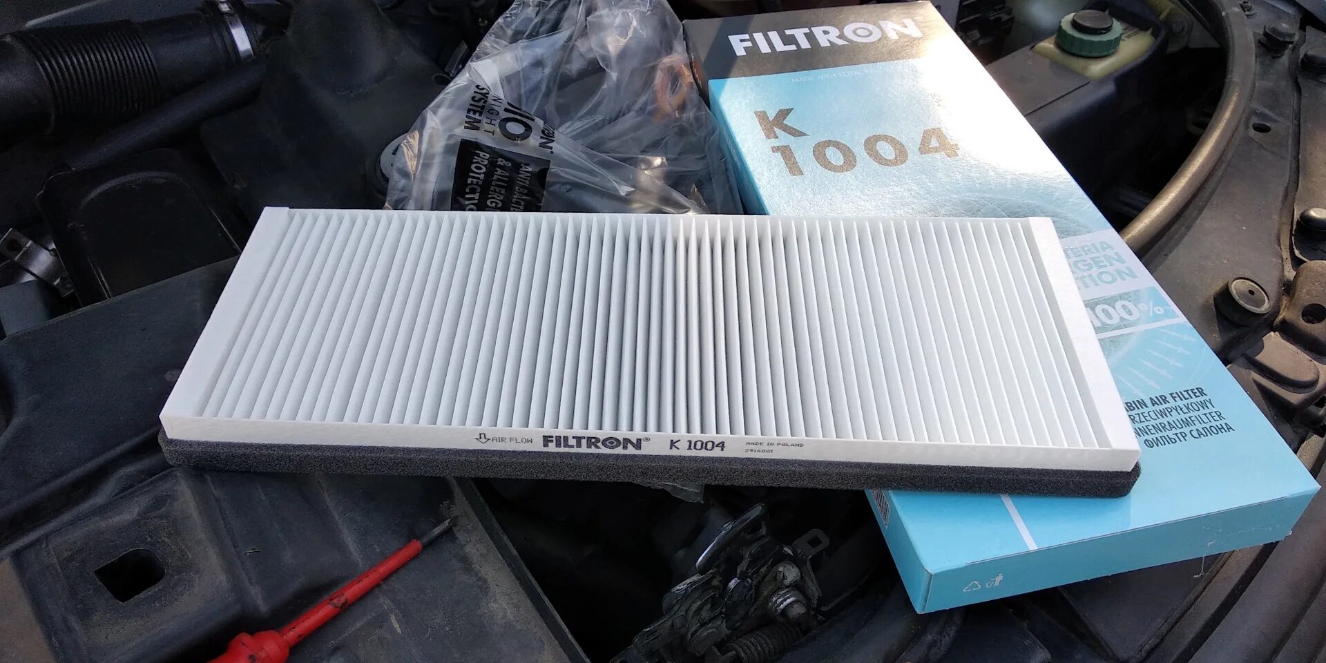 Фильтр салона vw. Фильтр салонный FILTRON K 1004. Салонный фильтр Пассат б8. Фильтр салона Фольксваген b5. Фильтр салона Passat b5.