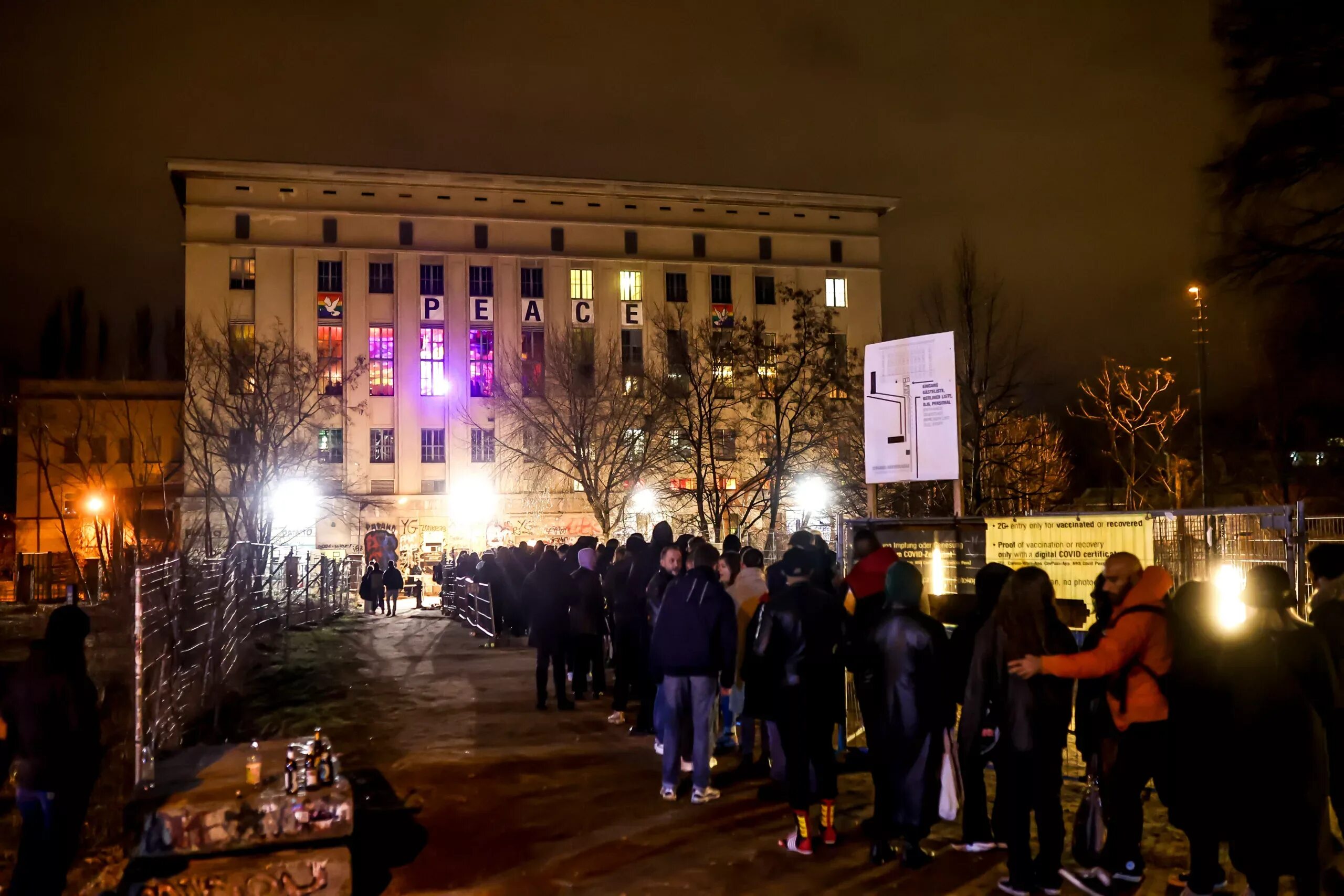 Берлинский бергхайн. Бергхайн берлин. Berghain bouncer. Бергхайн. Клуб бергхайн берлин.