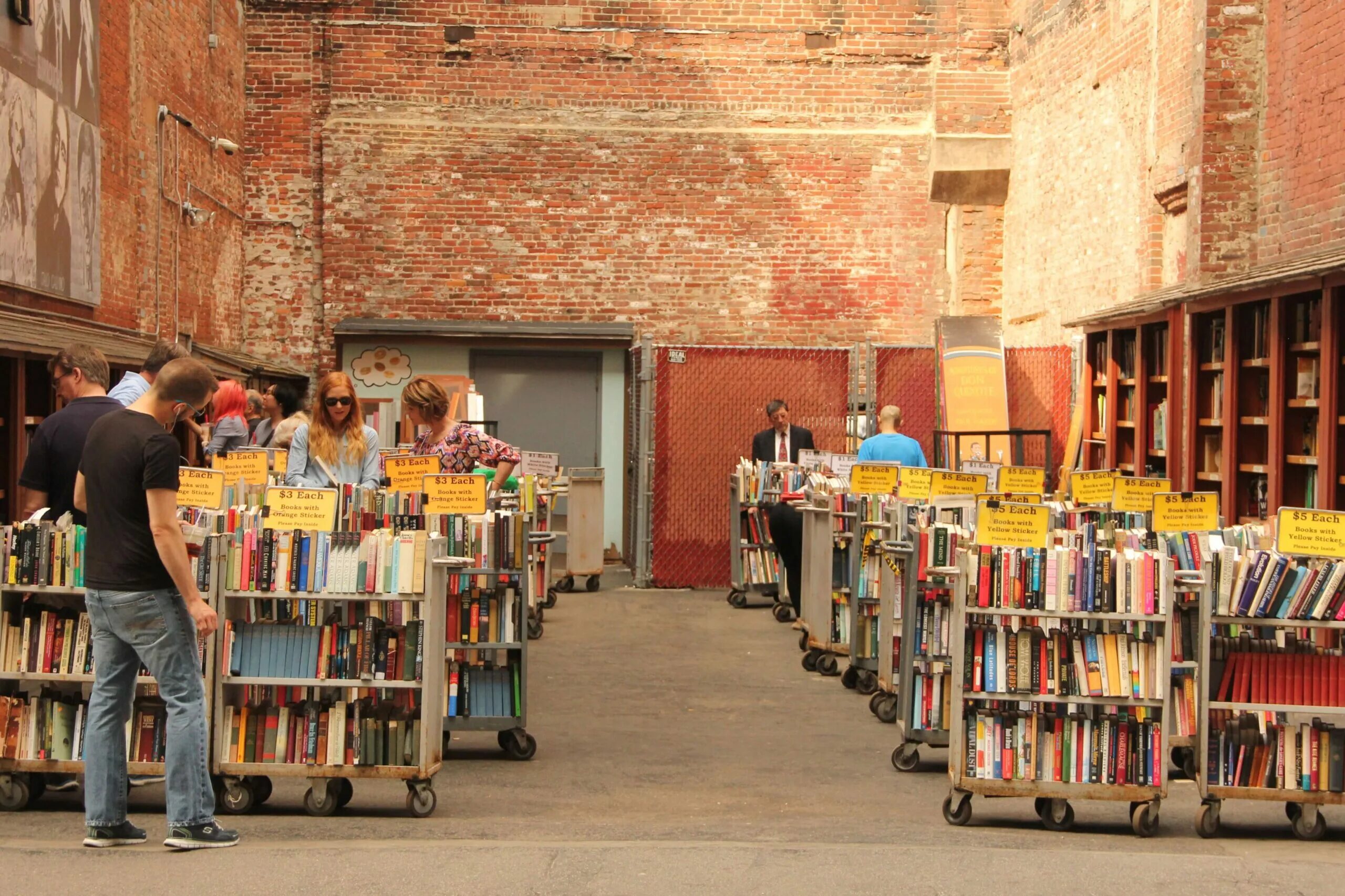 Brattle book shop в Бостоне, США. Бруклинский книжный фестиваль. Центр британской книги фотографии. Плакат Brattle book shop. The books in this shop are