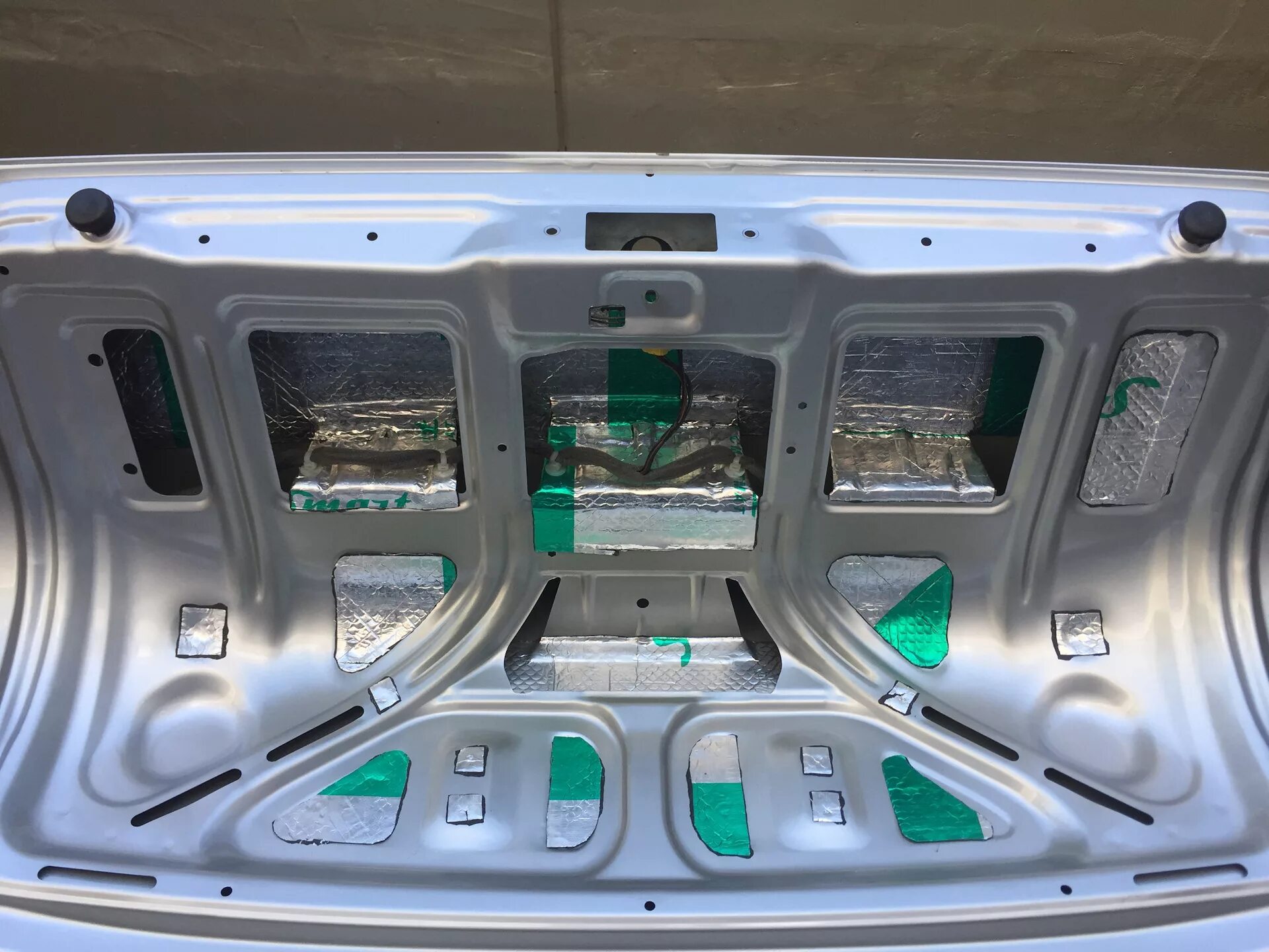 Corolla 150 шумоизоляция багажника. Автозвук тойота королла 150. Шумоизоляция багажника лансер 9. Touareg 1 поколения шумоизоляция крышки багажника. Шумоизоляция крышки багажника рено флюенс.