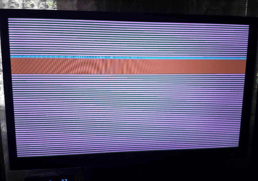 Горизонтальные черные полосы на экране. ТВ Ролсен горизонтальные полосы. LG 32cs560 горизонтальные полосы. Вертикальные полосы на экране телевизора LG 32ln541u. Вертикальные полосы лсд телевизора.
