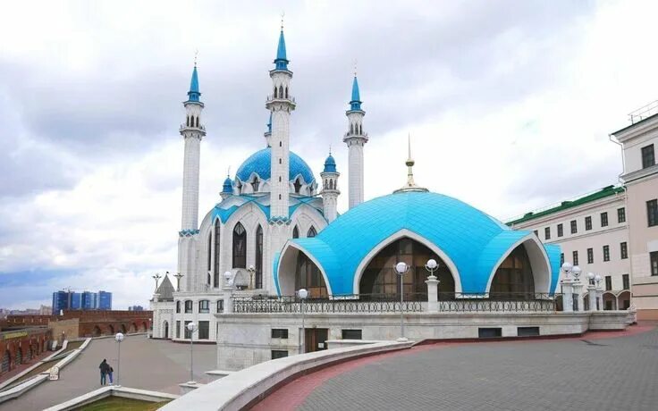 Казань достопримечательности 2 дня. Кул шариф на фоне цветов. Казань достопримечательности 2 дня. Казань за 2 дня. Сеид кул шариф.