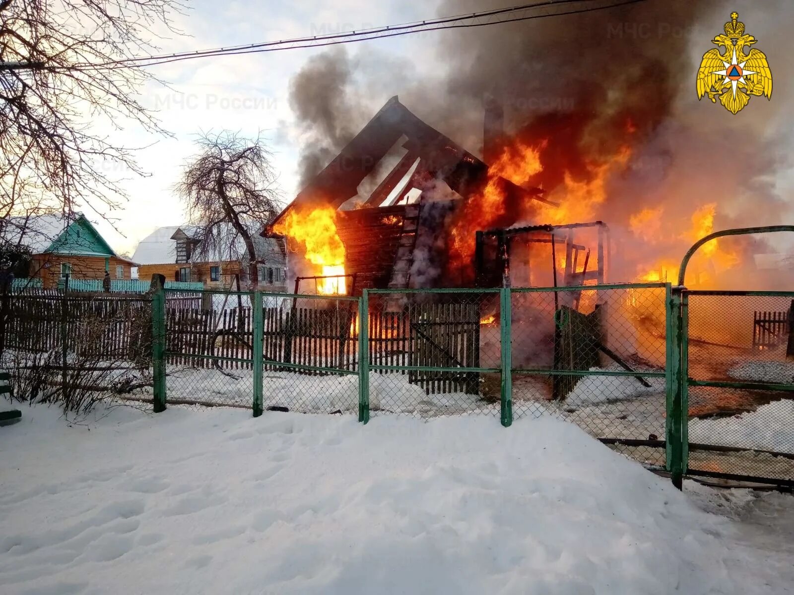 Пожар. Дом горит. Пожар в частном доме. Пожар в Износках. Дом в собственности сгорел