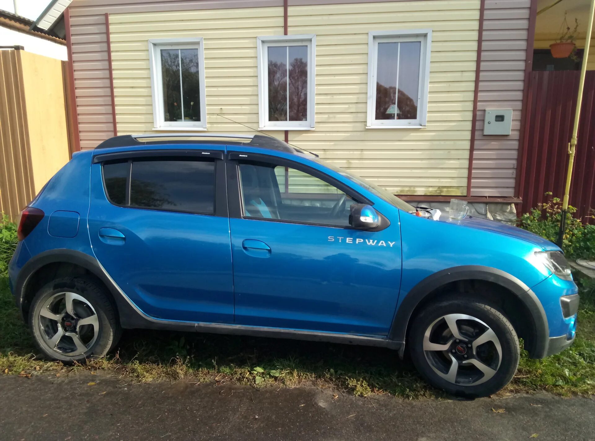 Купить дверь рено степвей. Дефлекторы Renault Sandero Stepway 2. Дефлекторы Рено Сандеро степвей 2. Ветровики на Рено Сандеро степвей 2. Дефлекторы для Сандеро степвей.