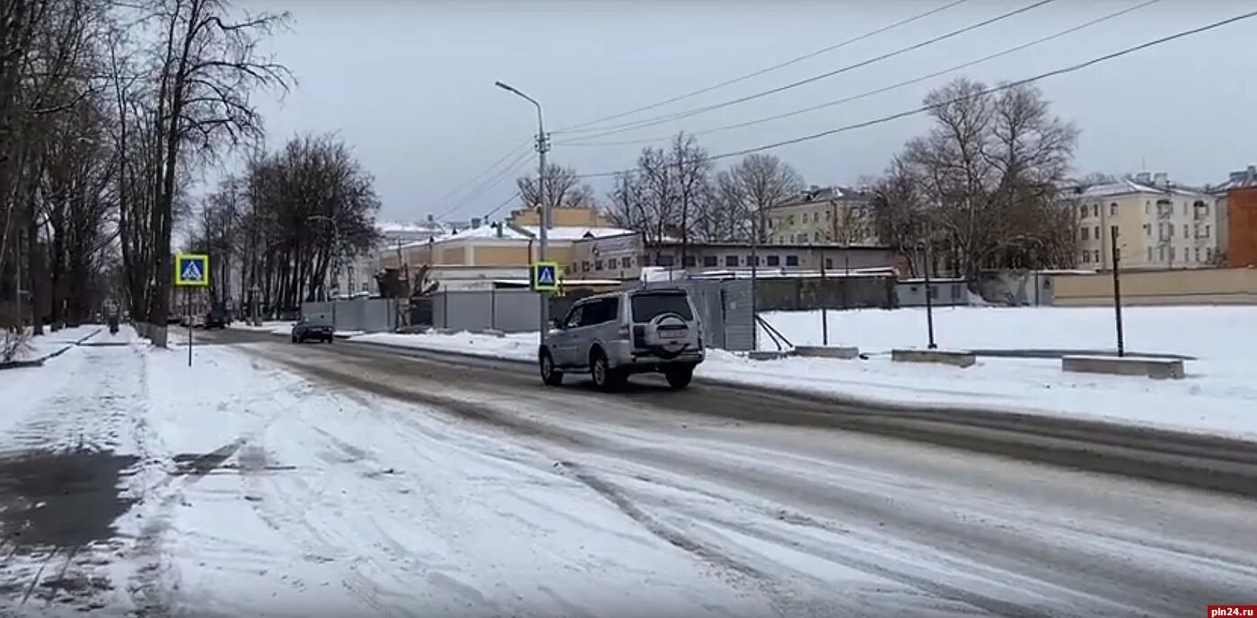 Плохие дороги Псков. Убитые дороги Пскова. Дороги Псковского зимой. Машины на дорогах в Пскове.