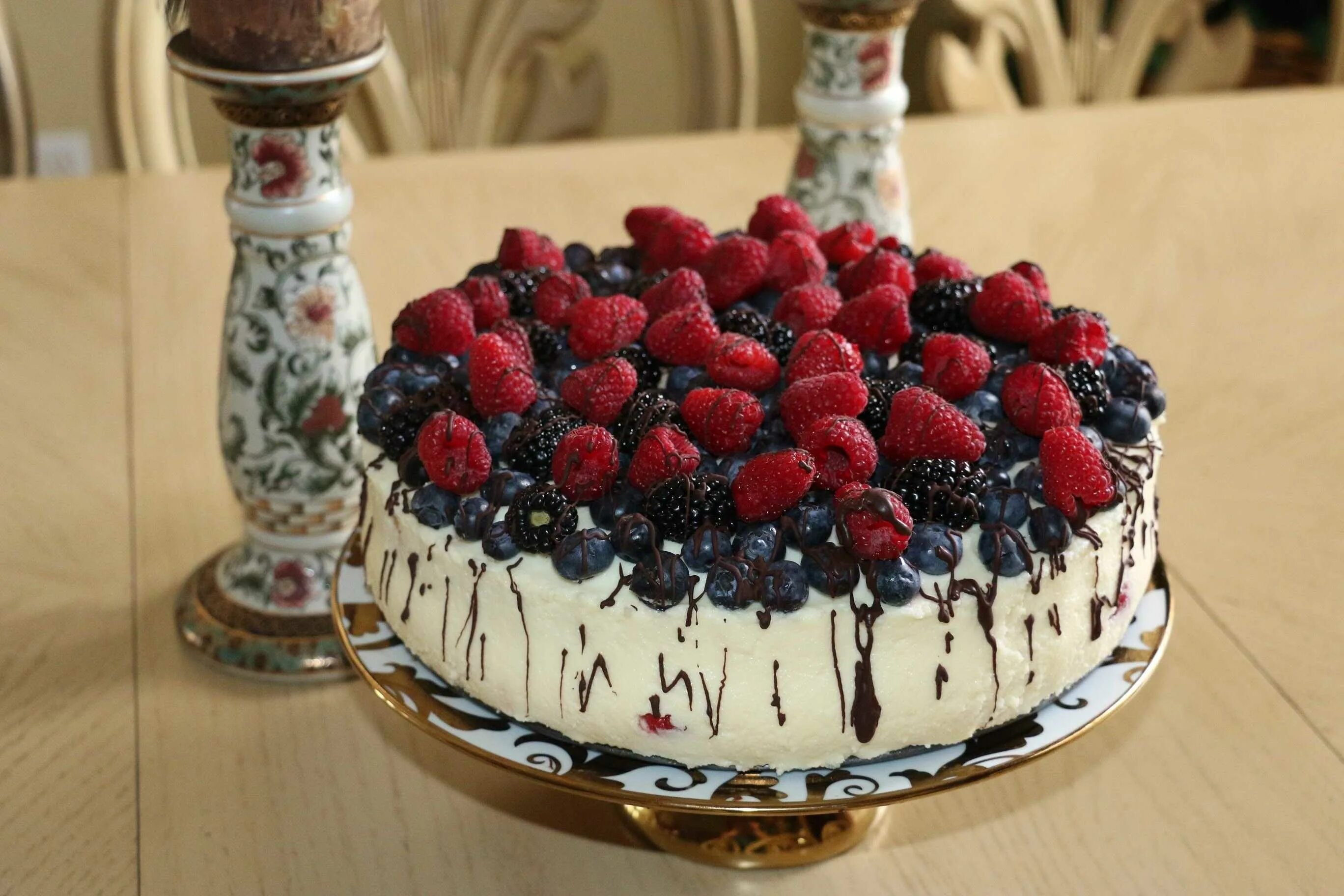 Где красивый торт. Украшение торта ягодами. Торт с ягодами. Украшение торта ягодами и шоколадом. Украшение торта фруктами и ягодами.