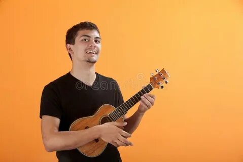 Играющий на укулеле