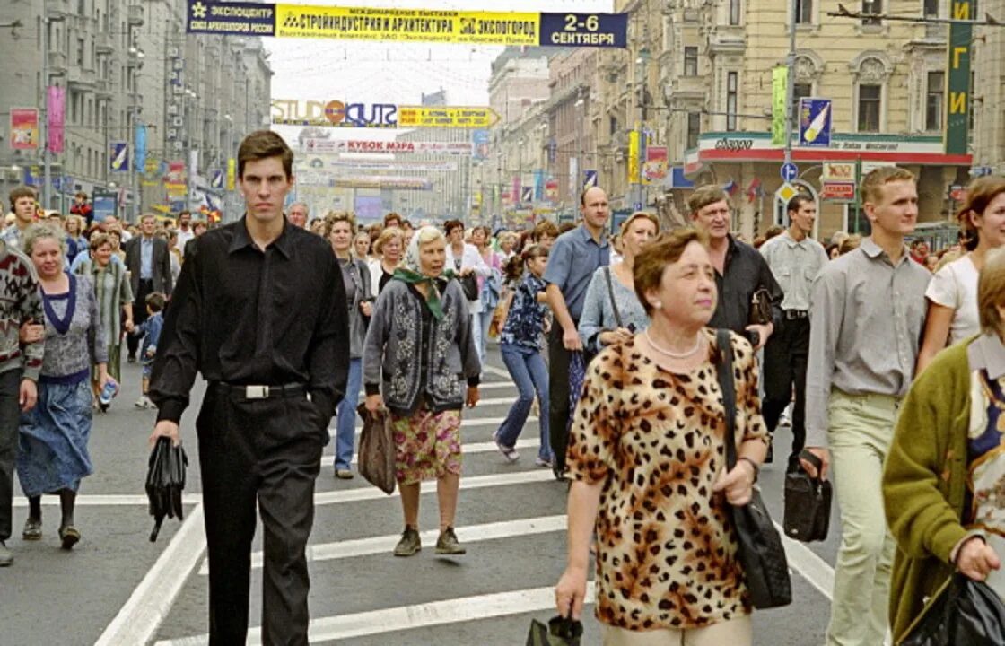 2000 года жители. Москва 2000 год люди. Люди на улице. Москва люди. Москва 2002 улицы.