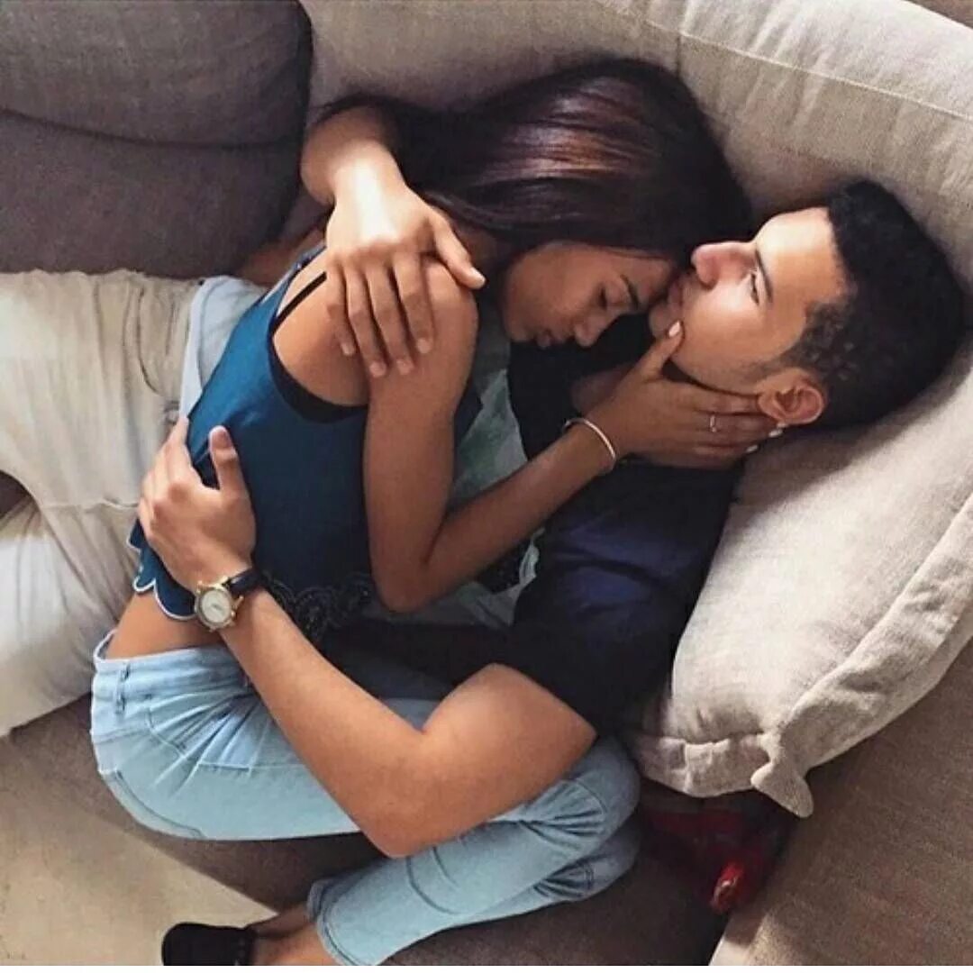 Мужчина и женщина обнимаются. Парень обнимает девушку. Пара влюбленных. Поцелуй девушек. Поцелуй влюбленных.