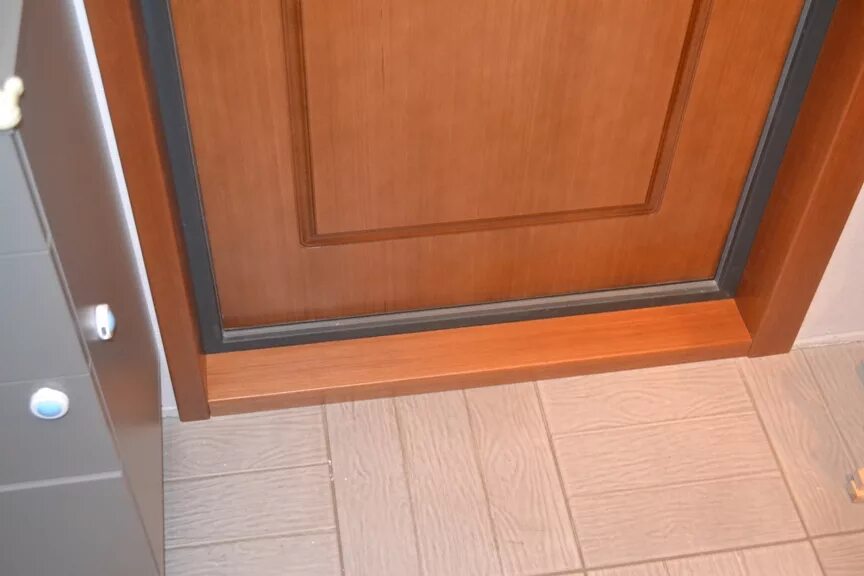 дверь снизу. подрезать дверь снизу металлическую. дверь снизу. щеточный уплотнитель для распашных ворот doorhan. дверной проем сверху донизу.