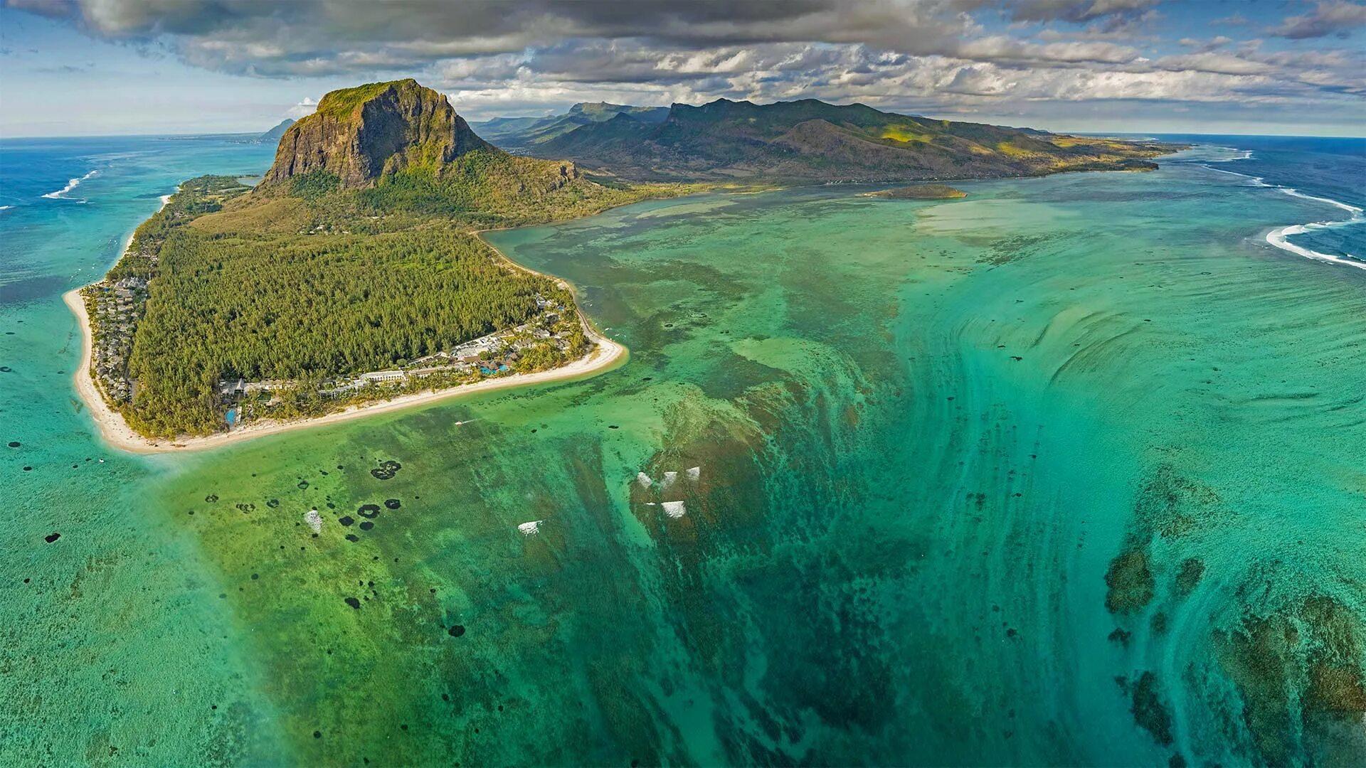 Острова индийского океана названия. Ле-Морн-Брабан. Подводный водопад Ле-Морн-Брабан, Маврикий. Леморн Брабант, остров Маврикий. Леморн, Маврикий Леморн, Маврикий.