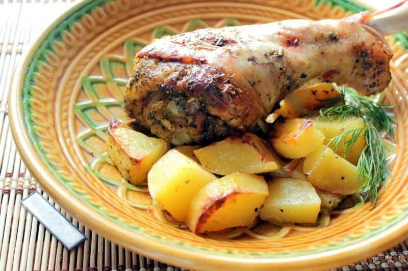 Запечённое бедро индейки с овощами. Индейка кусочками в духовке с картошкой. Индейка запеченная с овощами. Филе индейки с картошкой в духовке. Индейка с картошкой.