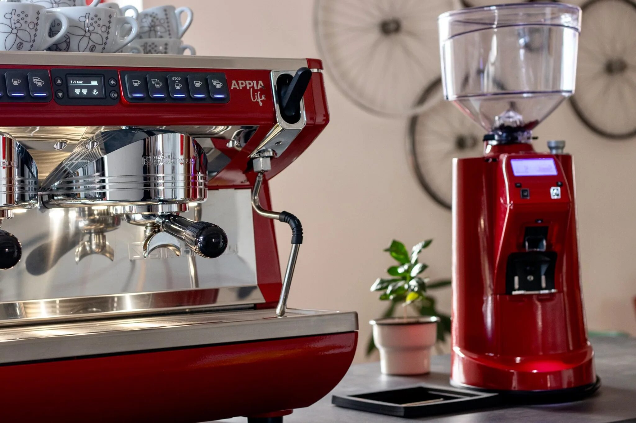 Кофемашина nuova simonelli appia life 2gr. Nuova Simonelli кофемашина. Кофемашина nuova Simonelli Appia. Симонелли самый продаваемый. Фотографии кофемашин Симонелли.