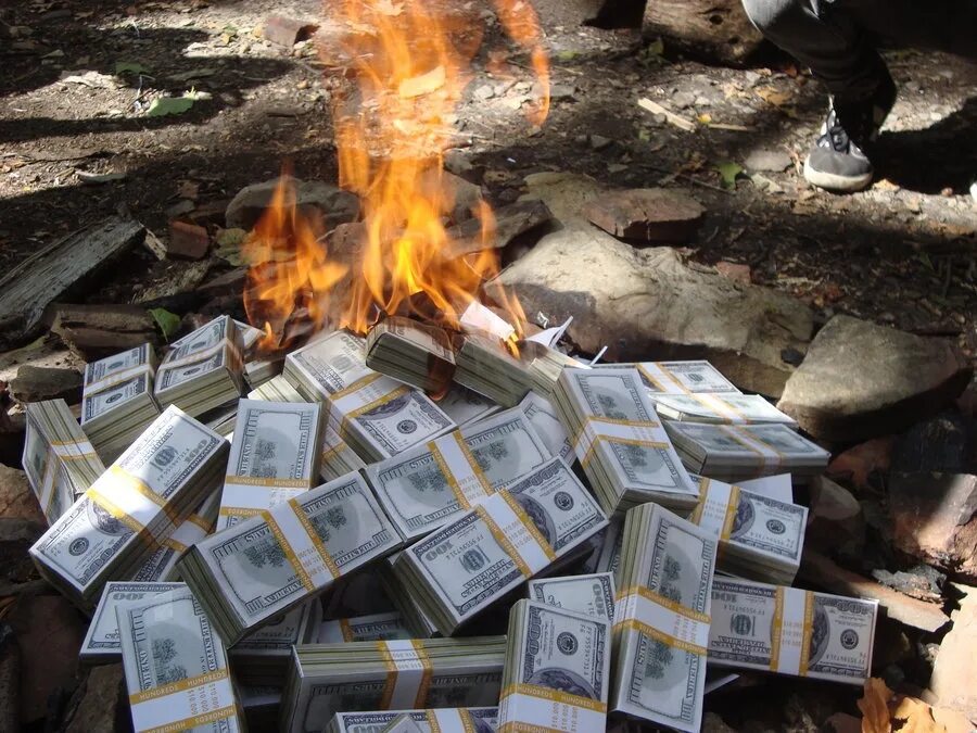 Игра где сжигают фотографии. Сжигает деньги. Костер из долларов. Деньги горят. Сожжение денег.