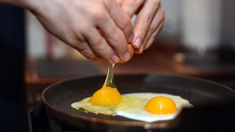 Cracking eggs