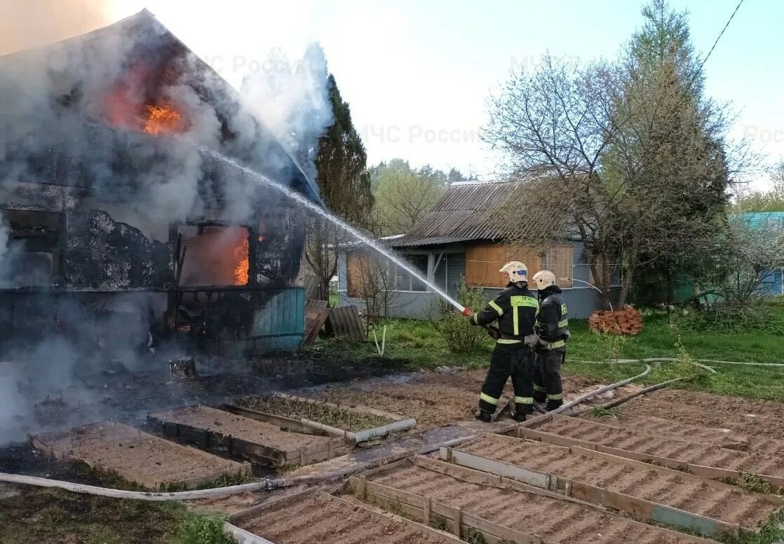 Сгорел дачный. Пожар. Горит дача. Пожар на даче. Пожары в Калужской области.