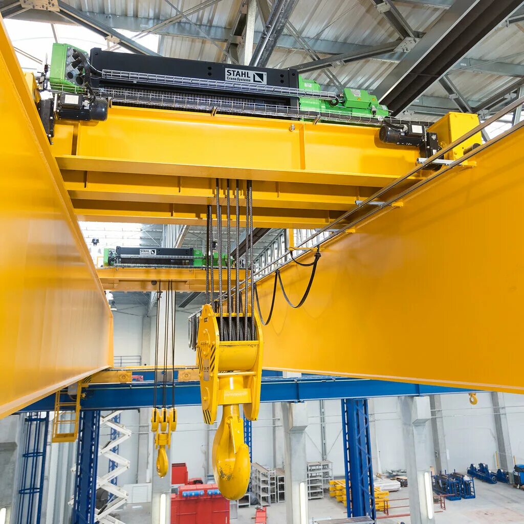 производство подъемно транспортного оборудования. кран-штабелер мостовой. мостовой кран в цеху. подъемно-транспортное оборудование конвейер. производство подъемно транспортного оборудования.