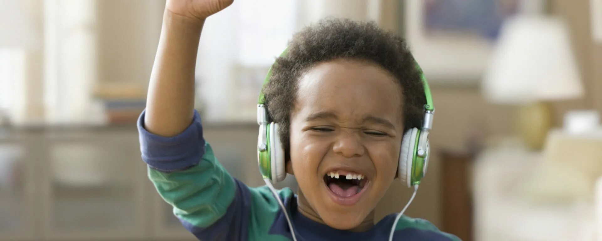 скрипка. человек с наушниками. люди играющие на музыкальных инструментах. подросток в наушниках. человек в студии звукозаписи.