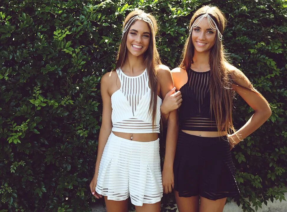 Две девочки близняшки. Renee and elisha herbert. Twin bad. Сестры близняшки взрослые. Добрая и плохая близняшка.