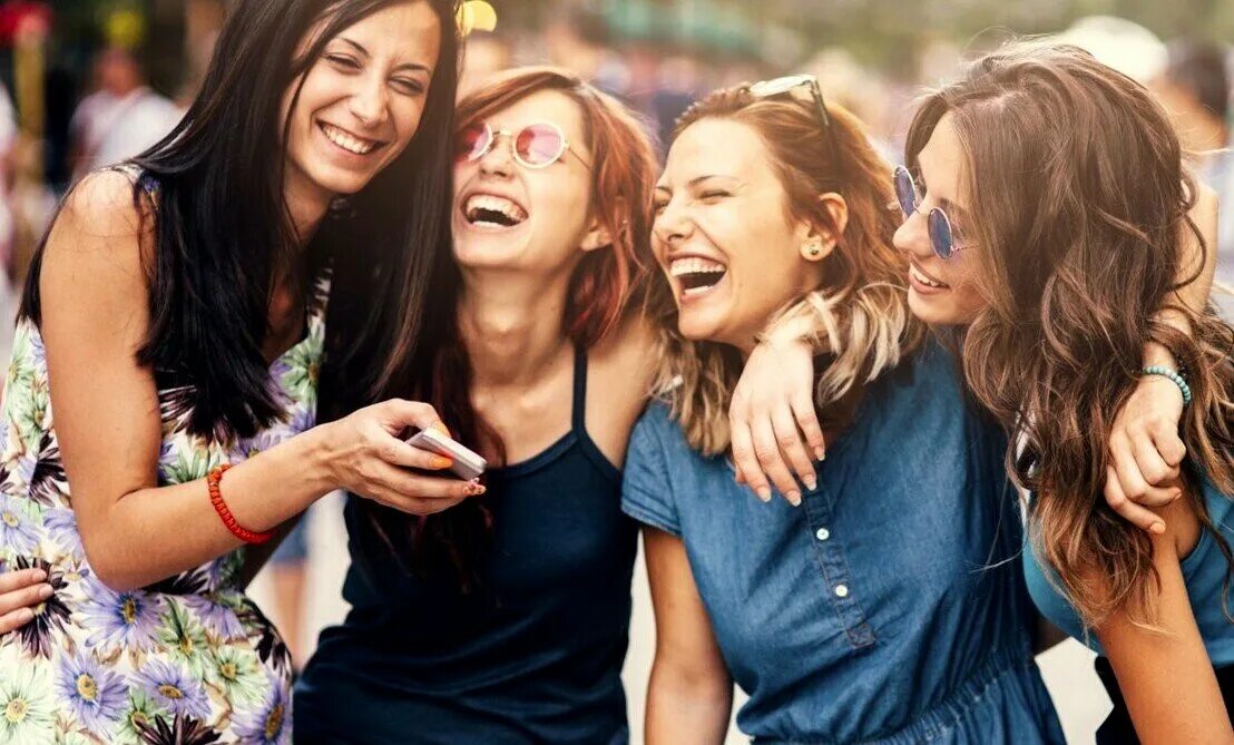 Подружки в кафе. Проводить подругу. Проводить подругу. Лучшие подруги. Четыре подруги.