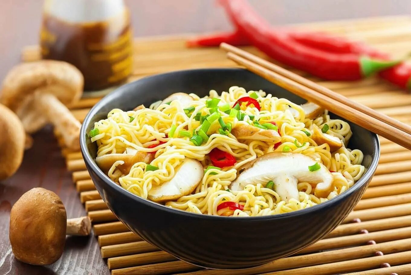 Какая лапша быстрого приготовления самая вкусная. Рамен лапша роллтон. the noodles доширак. нудлс лапша. китайская лапша instant noodle.