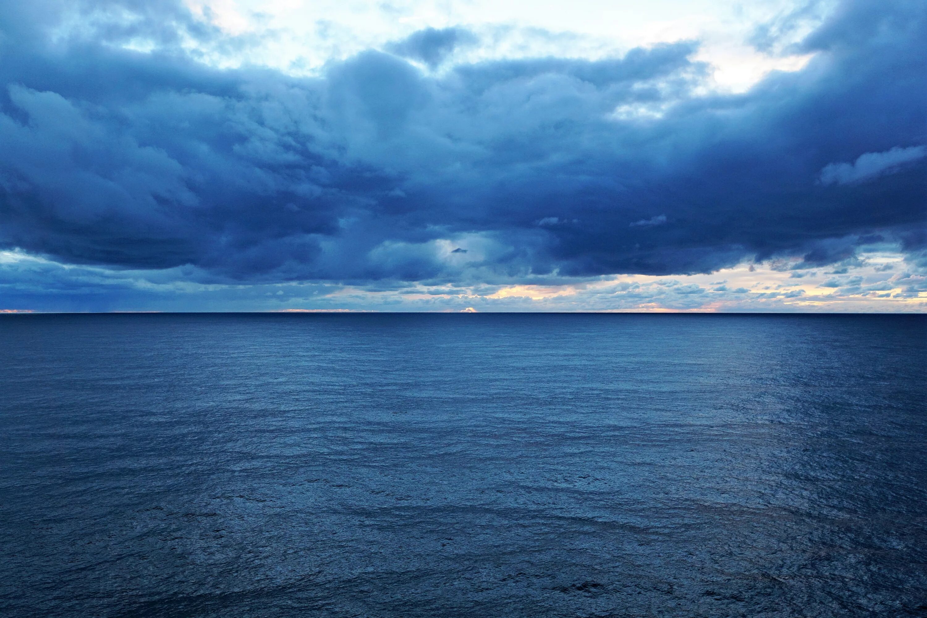 Песня море море море синий океан. Тихое море. море горизонт. облака на горизонте моря. небо над океаном.