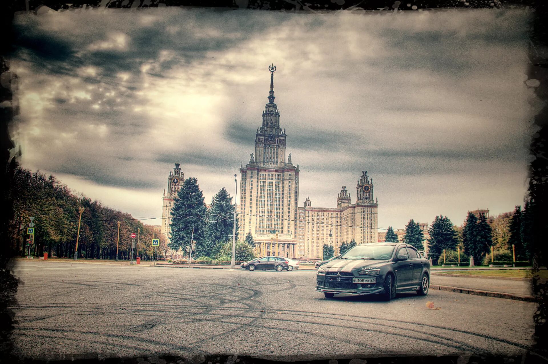 Инженерно-строительного института миси. Мгу мерседес. Стоянка мгу москва. Капитолий около мгу. Главный корпус мгу.