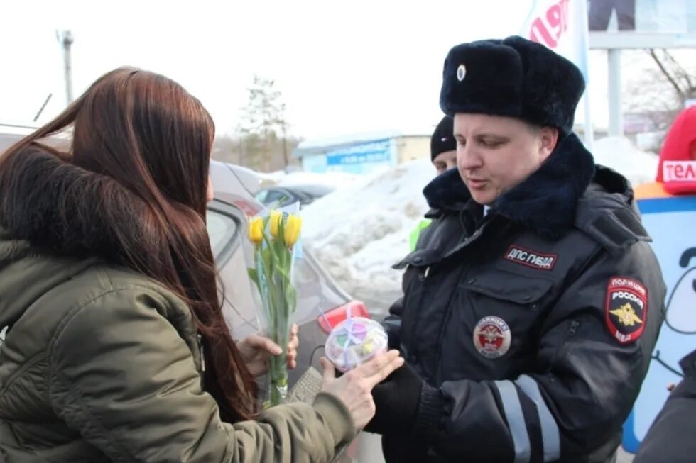 Дружинники дорожный патруль Саратов. Подарок полицейскому. Женщины-дружинники. Полиция подарки