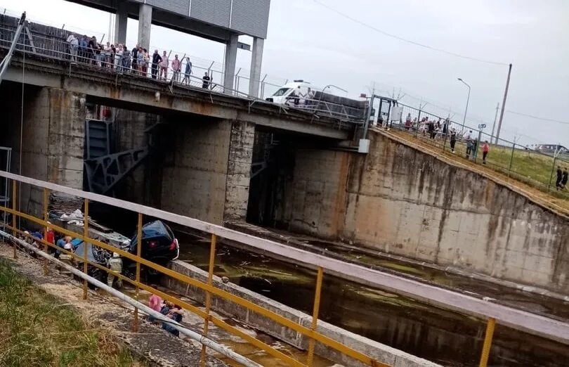 Сброс воды десногорское. Водохранилище Десногорск плотина. Десногорск мост. Десногорск дамба. Дамба в Десногорске.