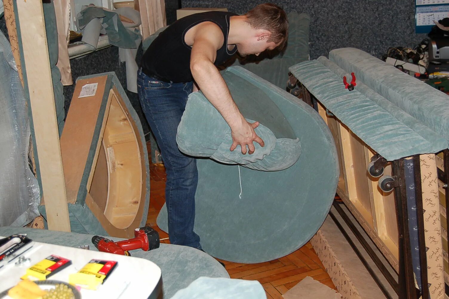 Драпировщик мебели. Драпировщик мебели. Обивщик мягкой мебели. Драпировщик. Обивочный цех.