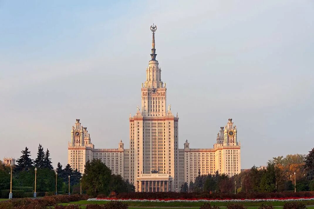 Здание московского университета на воробьевых