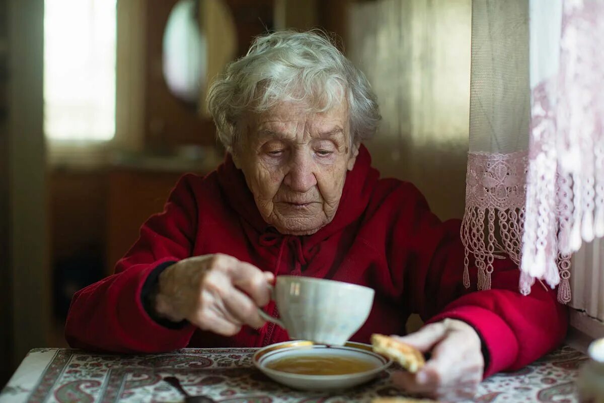 Старушка пьет чай. Чаепитие пожилых. Одинокая бабушка. Бабушка пьет чай. Какая бабушка полезнее