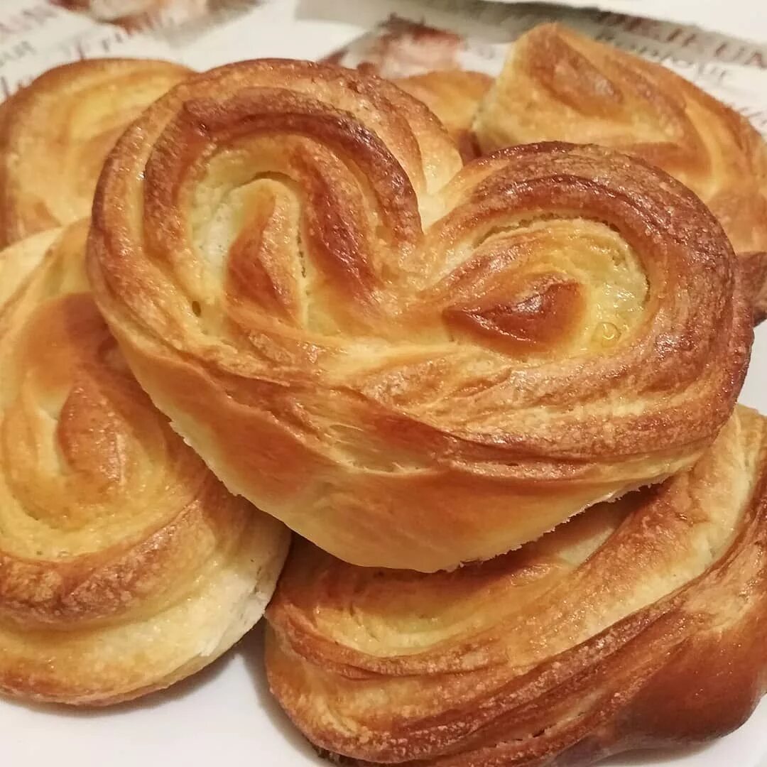 Плюшки с сахаром с сухими дрожжами. Плюшка сдобная. Плюшка выпечка. Плюшки с сахаром. Булочки с сахаром.