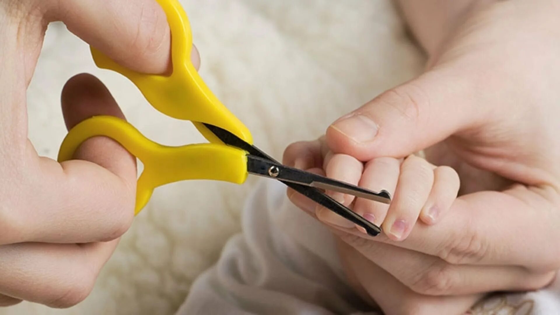 Стричь ногти ребенку. Стрижка ногтей новорожденному. Ребенок подстригает ногти. Подстриженные ногти. В благовещение можно стричь ногти