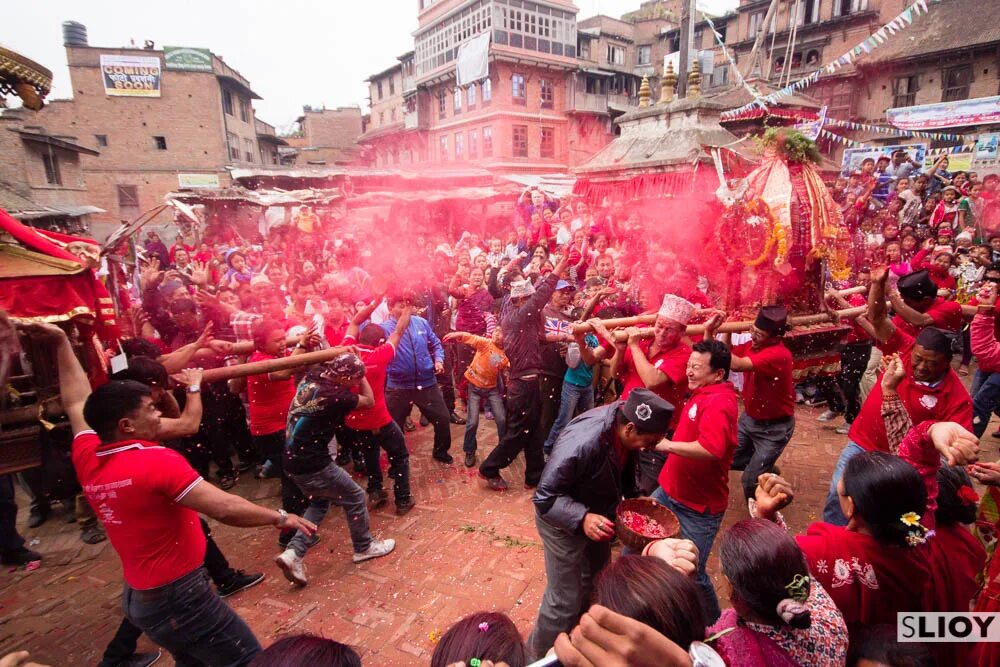 Бискет джатра. Бхактапур непал фестиваль. бактопур фестиваль бискет джатра. wild parade в непале.