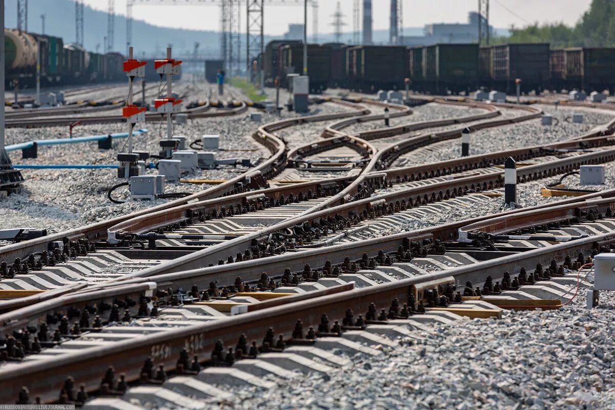 работы на стрелочном переводе. рельсошлифовальный станок. выправка стрелочного перевода.