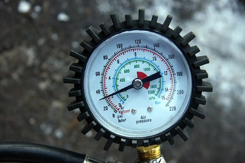 4 3 psi. Давление в шинах 2.2. Манометр 2,5 КПА. 2 Атмосферы на манометре. В чем измеряется давление в шинах.