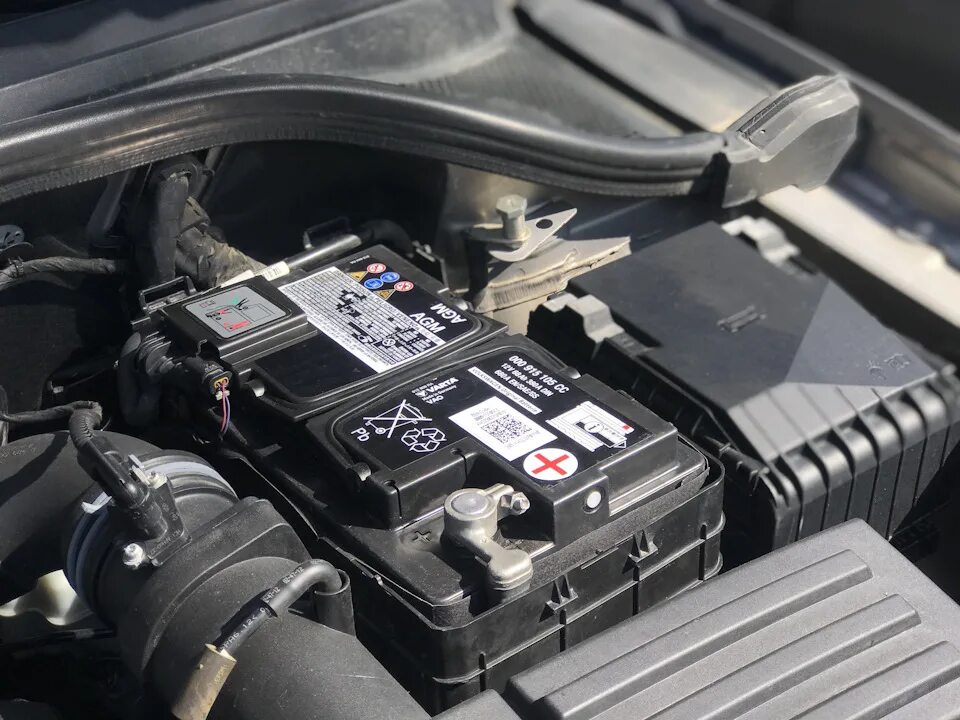 Аккумулятор ауди а1. Audi q5 акб. Ауди а1 аккумулятор расположение. 0 акб. Audi q5 2010 аккумулятор.