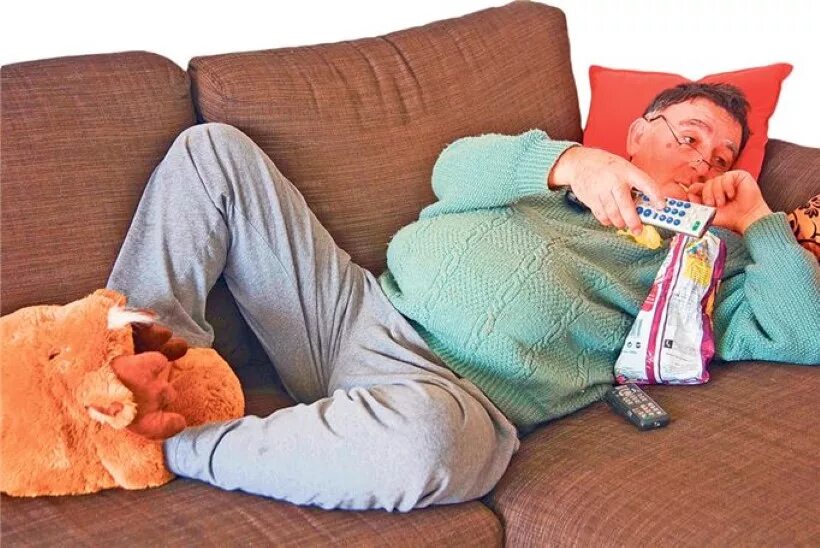 Ленивый человек. Мужчина на диване. Ленивый человек на диване. Мужчина лежит на диване.