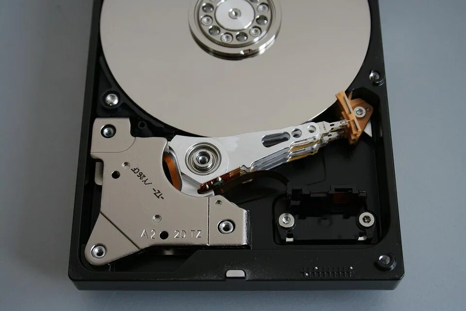 Почему пропадает жесткий диск. Винчестер - hard Drive. Корпус chia 45 HDD. 575u3 HDD. Головка жесткого диска.