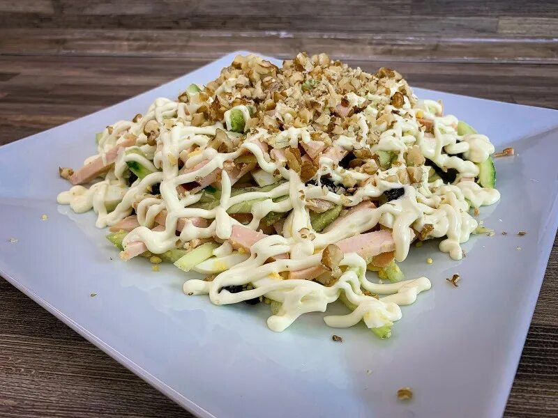 Рецепт салата курица огурец грецкий орех. Салат праздничный с копченой курицей. салат с копчёной курицей и грецкими орехами. салат с макаронами и копченой курицей. легкий салат с копченой курицей.