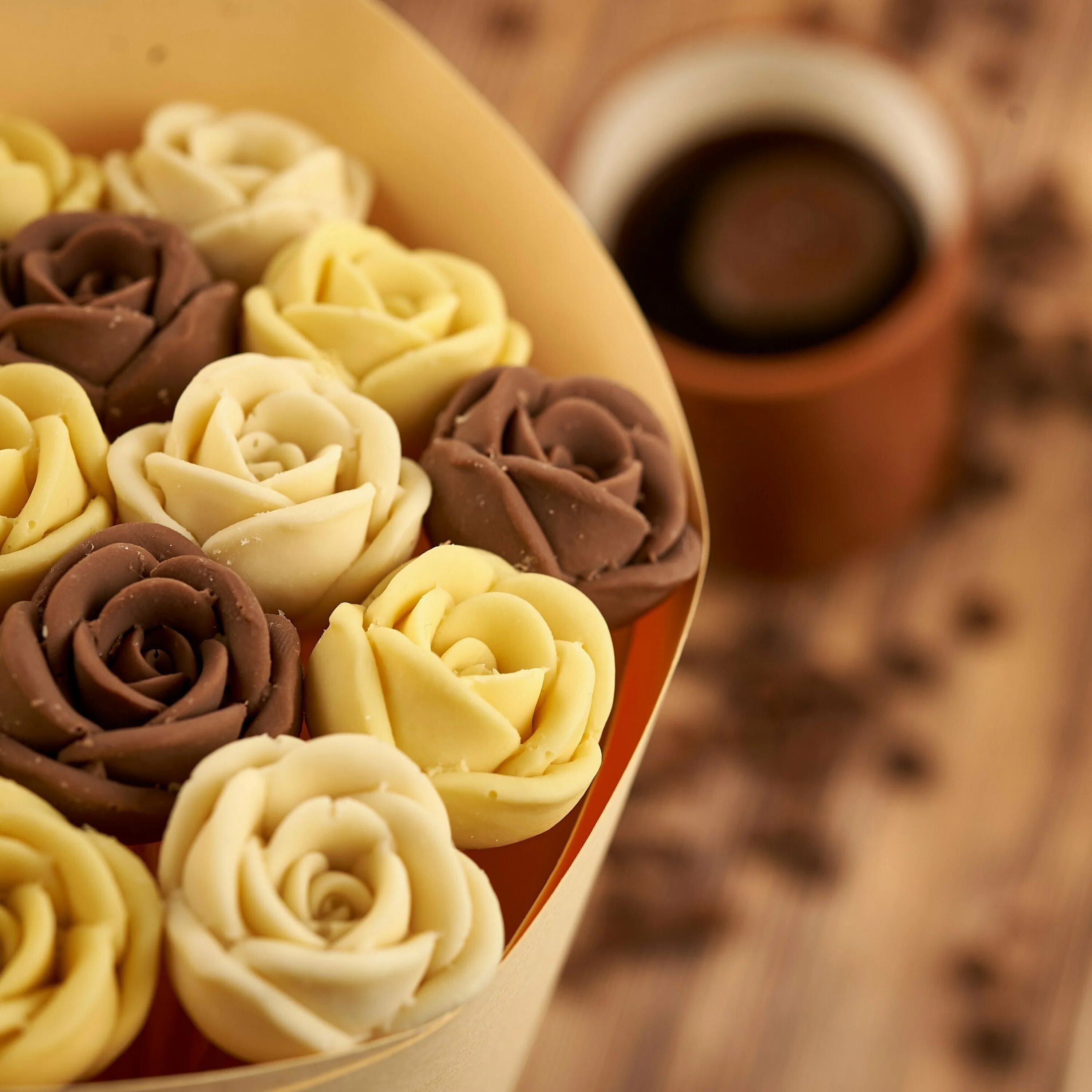 Шоколадные розы в коробочке. Me you шоколадный букет. Букеты из шоколадных розроз. Букет из бельгийского шоколада. Шоколадные розы.