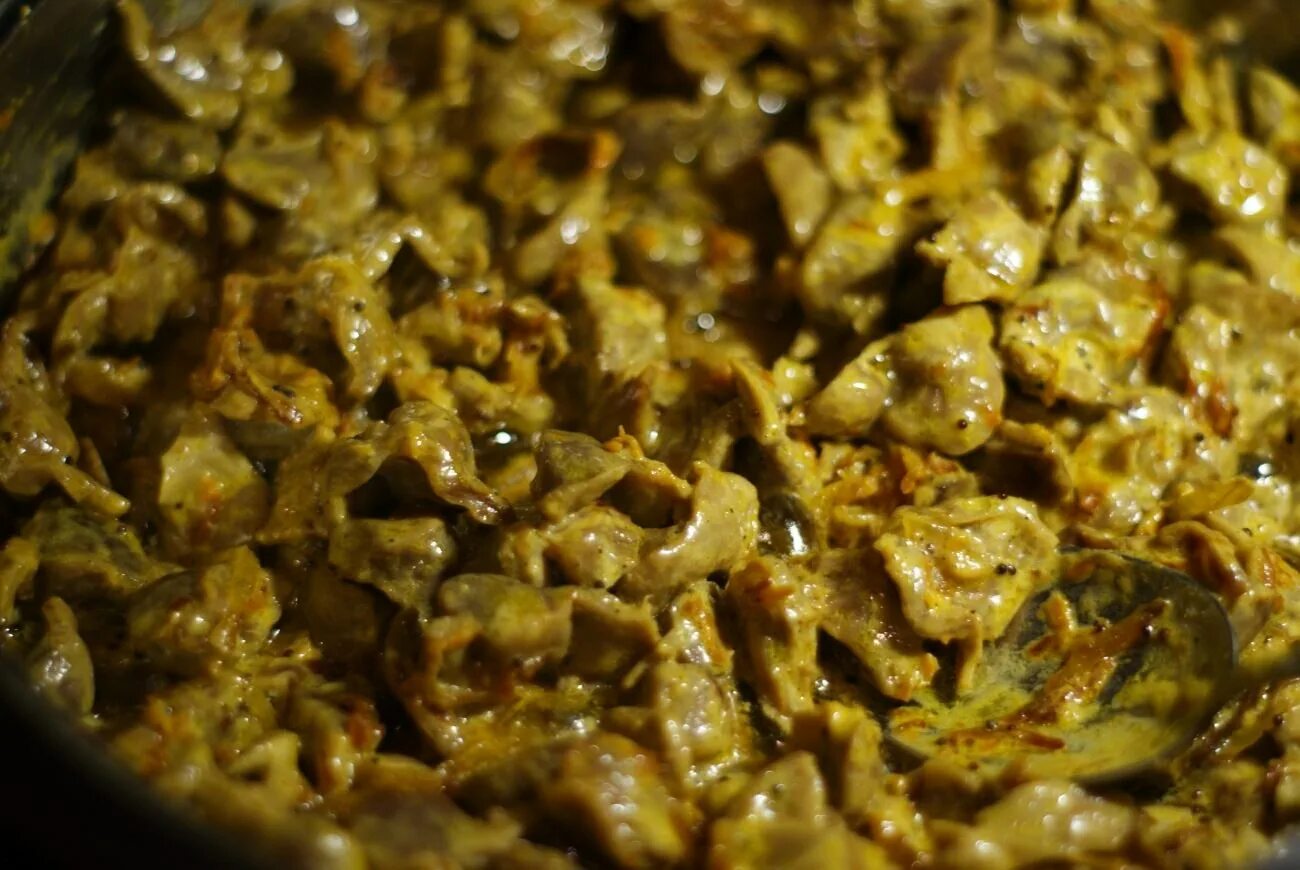 Куриные желудки в сметанном соусе. Тушеные куриные желудки. куриные желудки в соусе. тушеные желудочки куриные. куриные желудки в сметане.