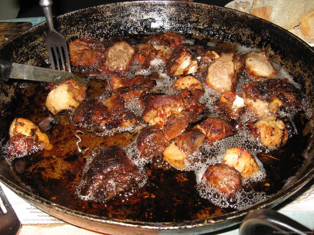 мясо на сковороде. баранина в кастрюле. вкусные блюда из мяса в казане. мясо обжарить в казане. жаркое на плите.