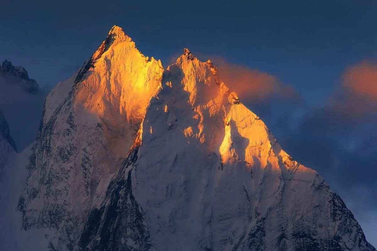 эверест гора пик джомолунгма. гималаи эверест джомолунгма. высокие пики. гималаи эверест. вершина в швейцарии маттерхорн.