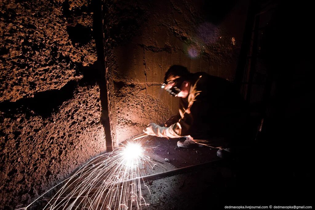 трубы отопления в подвале. сварщик hd. электросварщик ручной сварки. сварка. сварщик.
